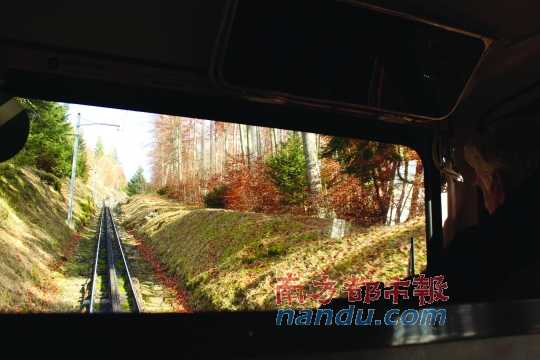 小火車一路向上，沖破云層，豁然開朗，乘客們的歡呼聲適時(shí)響起，一切漸入佳境。