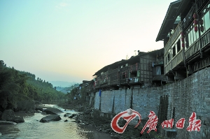 　　夕陽下的古鎮(zhèn)。　