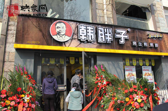 　　“韓胖子”千只茶香雞茶香鴨捐贈環(huán)衛(wèi)工人、農(nóng)民工學子和鄭州市社會福利院。