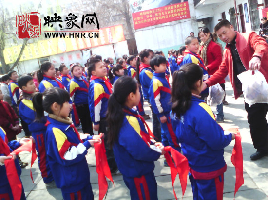 　　“韓胖子”千只茶香雞茶香鴨捐贈環(huán)衛(wèi)工人、農(nóng)民工學子和鄭州市社會福利院。