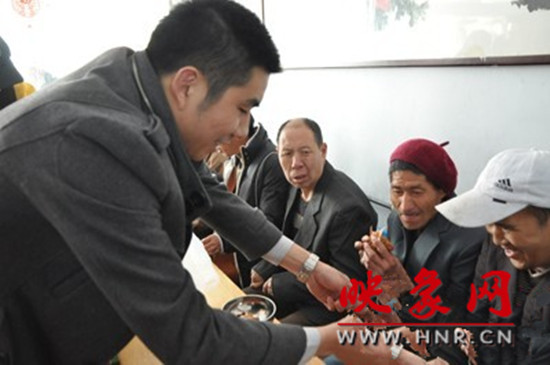 　　“韓胖子”千只茶香雞茶香鴨捐贈環(huán)衛(wèi)工人、農(nóng)民工學子和鄭州市社會福利院。
