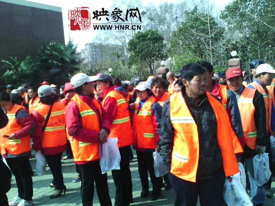 　　“韓胖子”千只茶香雞茶香鴨捐贈環(huán)衛(wèi)工人、農(nóng)民工學子和鄭州市社會福利院。