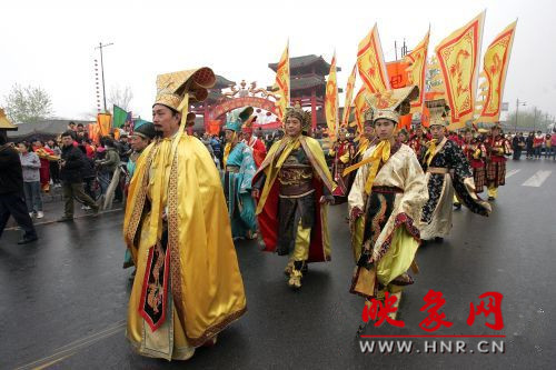 　　3月30日上午,開封市舉行2013中國(開封)清明文化節(jié)踏春巡游活動?！?　　