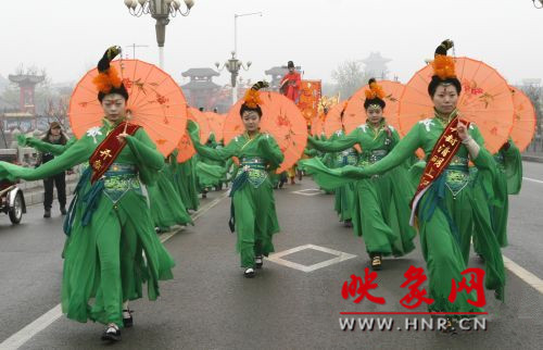 　　3月30日上午,開封市舉行2013中國(開封)清明文化節(jié)踏春巡游活動?！?　　
