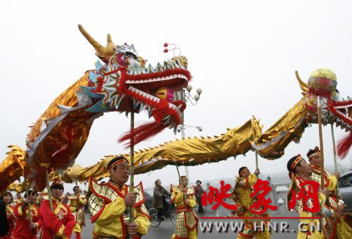 　　3月30日上午,開封市舉行2013中國(開封)清明文化節(jié)踏春巡游活動?！?　　