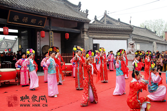 游客參觀清明小長(zhǎng)假新推出的本土特色節(jié)目《鼓樂(lè)迎賓》。