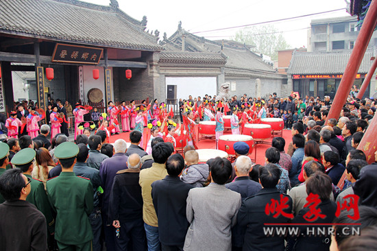 游客參觀清明小長(zhǎng)假新推出的本土特色節(jié)目《鼓樂(lè)迎賓》。