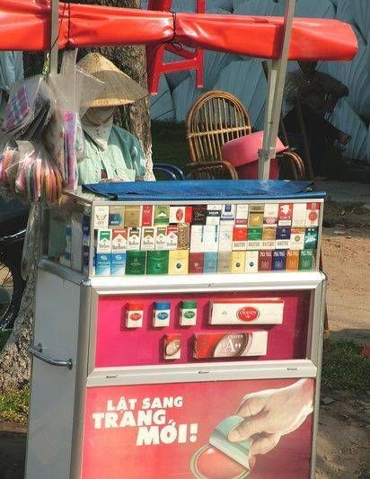 　煙攤，越南街頭隨處都是這樣的流動(dòng)小攤。