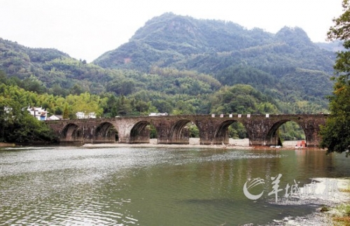 齊云山登封橋是登山的隘口,始建于明代,造型古樸典雅,蔚為壯觀。