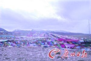 沿途遍地可見的五彩經(jīng)幡。