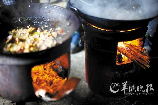 　　吃幾頓土家飯,喝幾杯土家酒,嘗幾塊土家肉。