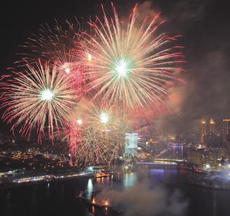 高雄藝術節(jié)在光榮碼頭海面施放海港煙火,燦爛奪目的火花非常壯觀。圖片來源: 臺灣