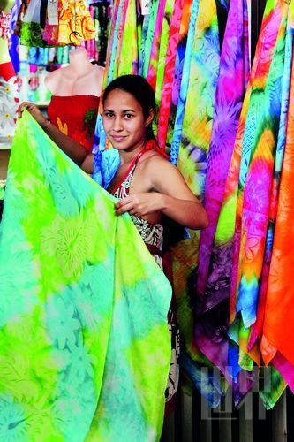 　　Pareo,這一幅幅有著漂亮圖案、色彩繽紛的布,是大溪地人最美的衣