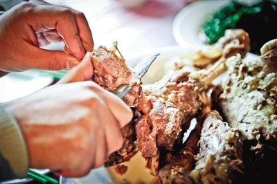 在西北大多數(shù)地區(qū),手抓肉是最普遍最經(jīng)濟(jì)的羊肉吃法。