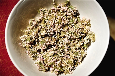 作為香料的扎蒙是一種陜北常見(jiàn)的細(xì)碎野花。