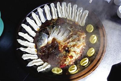 黃驊鍋灶魚，將海魚與面食相互搭配。農(nóng)業(yè)與漁業(yè)、土地與海洋，在這里構(gòu)成了微妙的平衡。