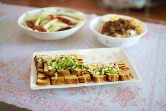 　　對(duì)于一碗鹵肉飯來(lái)說(shuō),完全不需要濃墨重彩的配其他煎炸食物,只需要搭上清爽的豆干、爽口的蘿卜即可。
