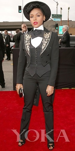  Janelle Monae這身跟去年的打扮差不多，爵士名伶的標(biāo)配嗎