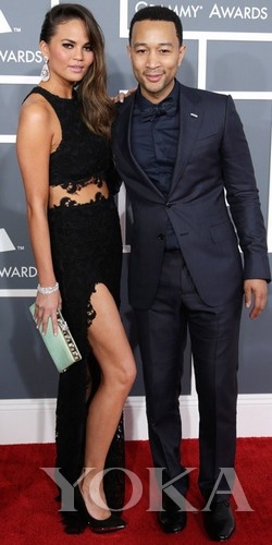 約翰·傳奇和女友Chrissy Teigen，Chrissy身穿Joy Cioci