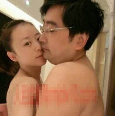 女主播紀某與國家檔案局官員范某。