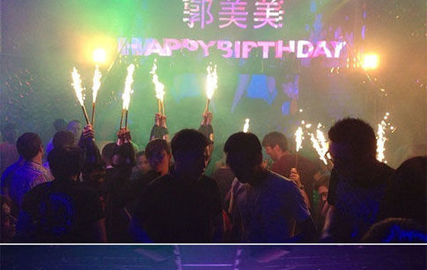 2013年6月16日下午，郭美美在網(wǎng)上曬出一組慶生照。通過照片可以看出，酒吧的巨大舞池中燃放焰火