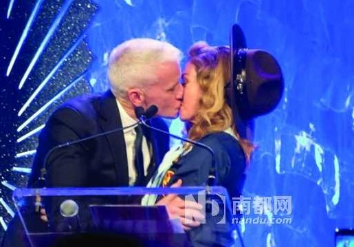 16日，麥當(dāng)娜在紐約舉行的第24屆同志媒體獎(jiǎng)?lì)C獎(jiǎng)禮上，頒獎(jiǎng)給美國(guó)CNN主播安德森-庫(kù)珀，獲對(duì)方獻(xiàn)吻