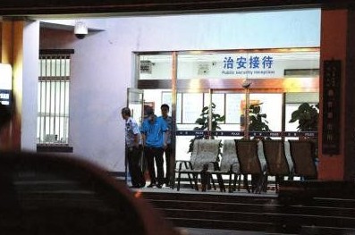 釋小龍走出派出所。