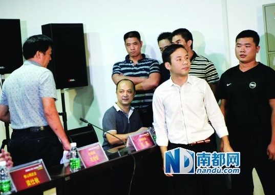 佛山精武會會長梁旭輝在弟子保護(hù)下來到現(xiàn)場。