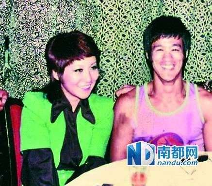 從當時拍到的很多李小龍和丁佩一起的照片中可以看到，她和李小龍的發(fā)型是一樣的。