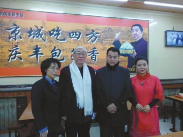 吳頌今（左二）、王樹才（左三）、談芳兵（右一）與店長合影。