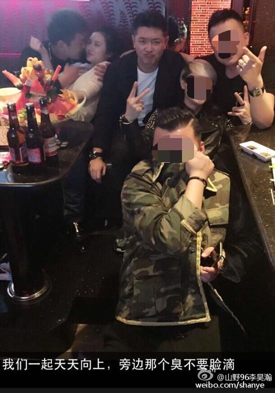 田源朋友辟謠稱左側(cè)抱著女子親吻的是田源的發(fā)小，女子的男友。