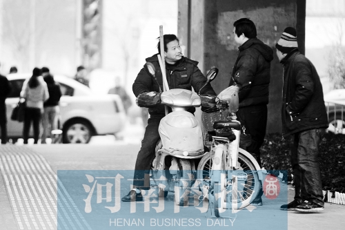 想讓農(nóng)民工安定下來，城市要給他們相應(yīng)的福利待遇，還有家的感覺