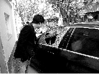 有個人晃了一圈后，寶馬、現(xiàn)代、越野的車窗都“長”出大窟窿