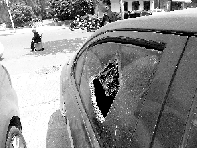 有個人晃了一圈后，寶馬、現(xiàn)代、越野的車窗都“長”出大窟窿
