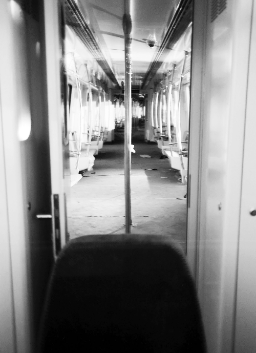 透過(guò)擋風(fēng)玻璃，依稀能看到車廂內(nèi)的樣子