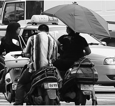 昨日，鄭州市鄭州花園路與農(nóng)業(yè)路交叉口，電動車裝傘埋下安全隱患