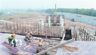 中原西路西南繞城高速公路互通式立交項目已完成總工程量的35%。