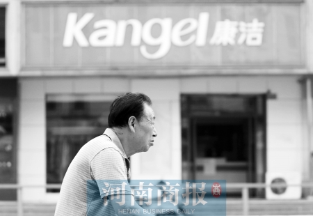 　這一切，將會給康潔公司、加盟商，乃至鄭州洗衣行業(yè)，帶來什么？ 記者 趙卓/攝