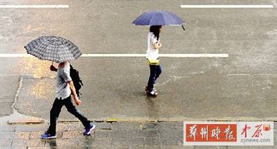 昨天傍晚，市民在雨中行走。