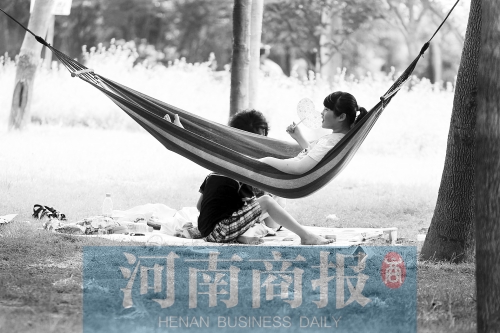 天又熱了起來，外出游玩，記得防曬哦 記者 趙卓/攝　