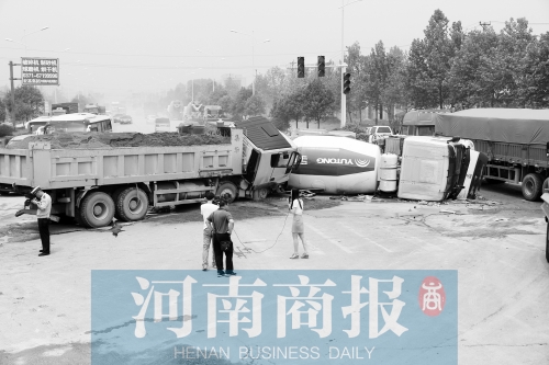 事故現(xiàn)場的附近居民稱，路口的紅綠燈從來沒亮過