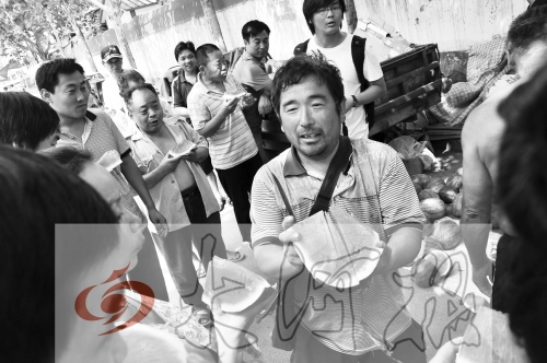 為了表示感謝，陳小立切西瓜分給大家吃。