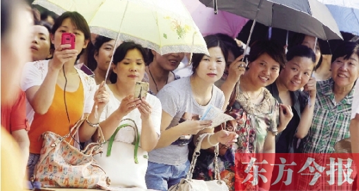 7月6日，鄭州市文化路省實(shí)驗(yàn)中學(xué)小升初測(cè)評(píng)點(diǎn)，家長(zhǎng)們聚集在一起，焦急地等待自己的孩子走出考場(chǎng) 劉棟杰