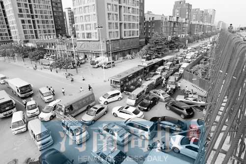 路口四個方向直行、左轉(zhuǎn)交織，車輛相互抵頭，無法正常通行