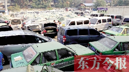 國慶期間，鄭州市客運管理處查處的大批非法營運車輛