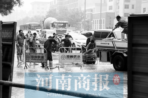 工作人員正在搶修，預(yù)計今晚能恢復(fù)供水