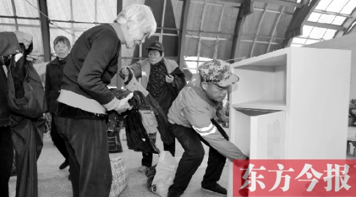 　11月5日，孫德坤把棉衣送到今報的一處“愛有所衣”站點