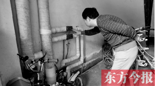 11月11日，一位市民在查看自己的熱計(jì)量表