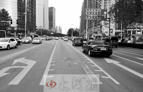 這條畫有多條短斜線的車道就是可變車道，視車流量大小而定，直行車輛多時(shí)它是一個(gè)直行車道，左轉(zhuǎn)車輛多時(shí)它