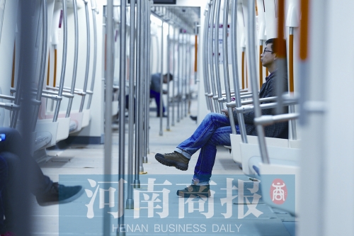 倆小時不出地鐵站，要按全程收費 王春勝/攝